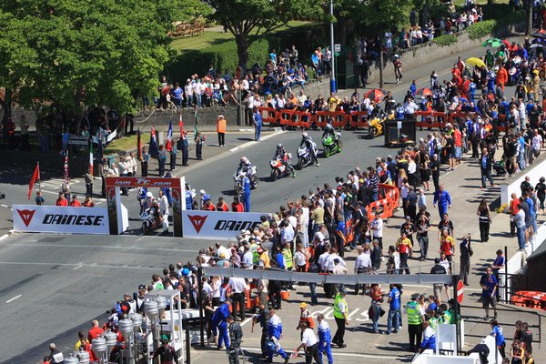 The start of the 2008 Dainese Superbike TT race