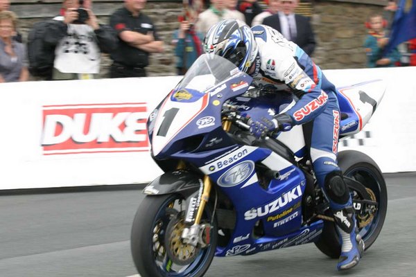 Archie sets off Duke Formula One TT 2004