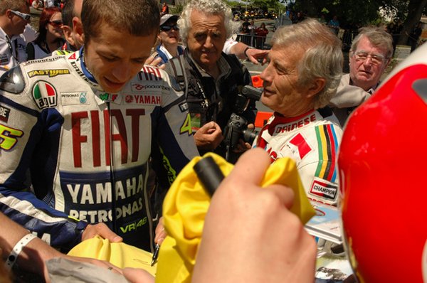 Valentino Rossi and Giacomo Agostini meet fans before lapping the TT course
