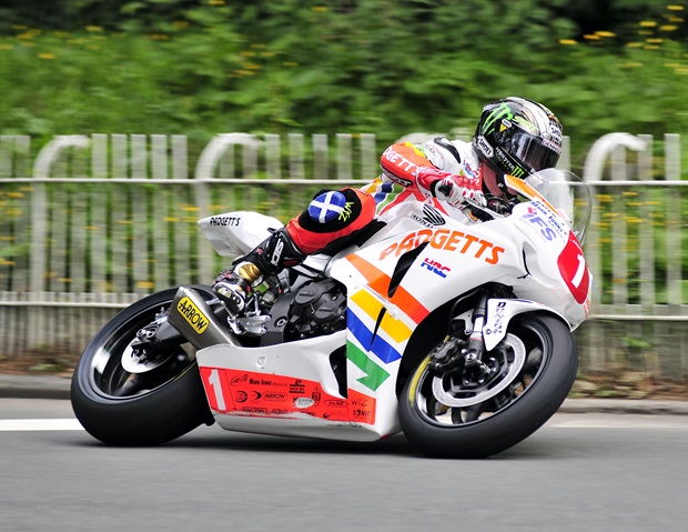 John McGuinness in the Royal London 360 Superstock TT (Pacemaker Press International)