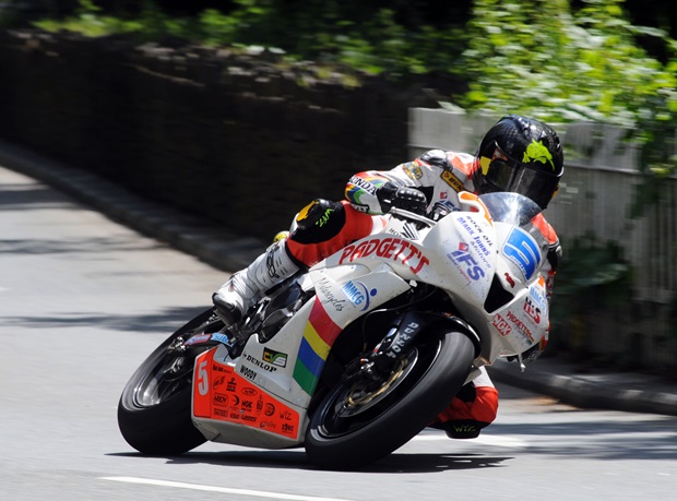 Bruce Anstey on his way to Isle of Man TT victory number nine