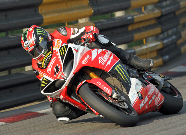 Ian Hutchinson winning Macau Grand Prix 2013 with Milwaukee Yamaha