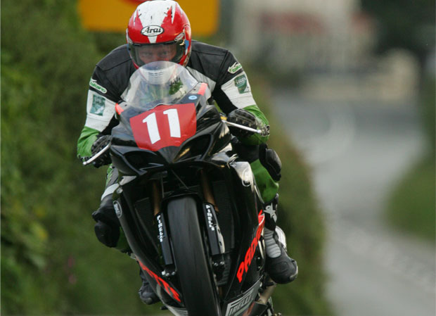 Gary Carswell on his way to third in the 2004 Senior TT