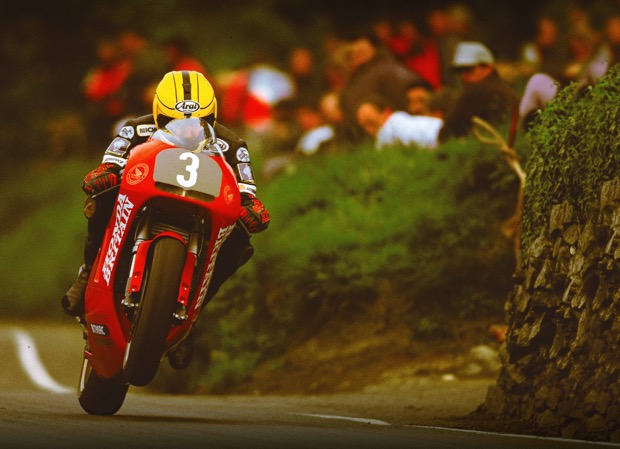 Joey Dunlop in action during the 1998 250cc Lightweight TT (Stephen Davison)