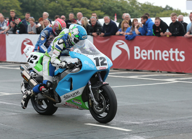 Dean Harrison launches the Silicone Engineering Kawasaki ZXR750 off the line (Photo credit: Dave Kneen)