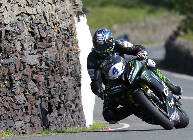 Ian Hutchinson at Tower Bends on his way to victory in the Monster Energy Supersport TT Race 1. Credit Dave Kneen/Pacemaker Press Intl