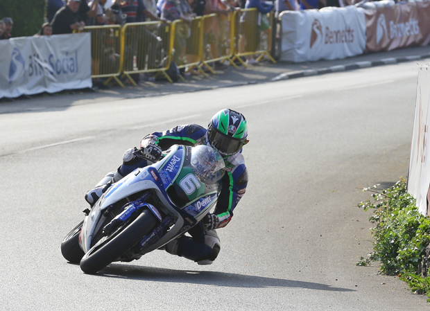 Ivan Lintin at Ginger Hall on his way to winning the Lightweight TT. Credit Dave Kneen/Pacemaker Press Intl.