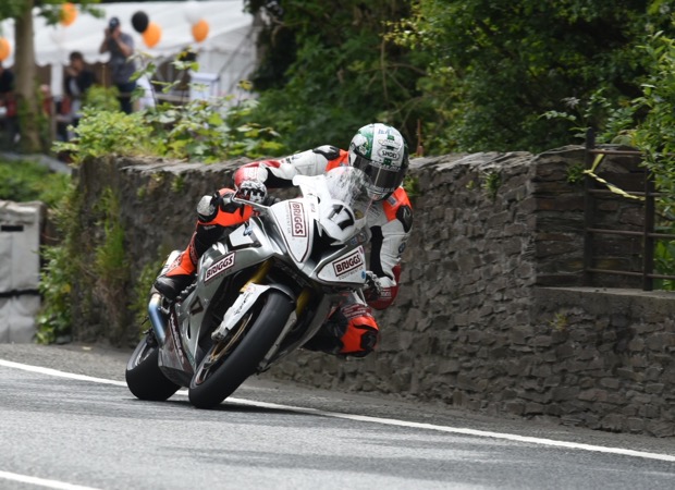 Peter Hickman sweeps through Union Mills during the Senior TT in 2015