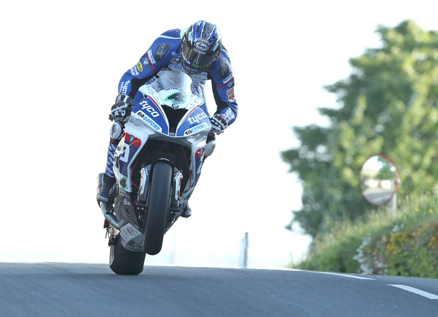 Credit: Dave Kneen/Pacemaker Press Intl. : Ian Hutchinson topped the Superbike and Superstock qualifying times on Tuesday's (31st May) qualifying session at the Isle of Man TT