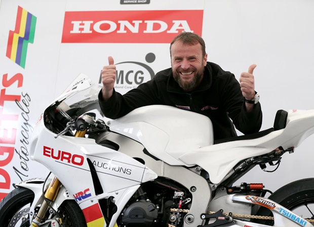 Bruce Anstey gives two thumbs up ahead of the start of qualifying at TT 2017