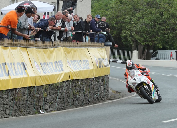 Conor Cummins at Ballaugh on the Masterpixel Padgetts Superbike. Photo Dave Kneen / Pacemaker Press Intl