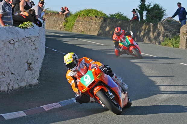 Action from Saturday's Lightweight TT race (Dave Kneen)