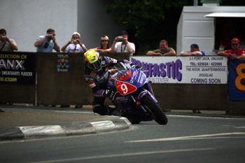 Ian Lougher rounds the famous Quarterbridge during the Superstock race at the 2006 TT (Joerg E. Luedtke)
