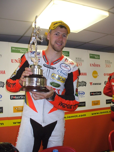 Ian Hutchinson wins the 2009 Royal London 360 Superstock TT