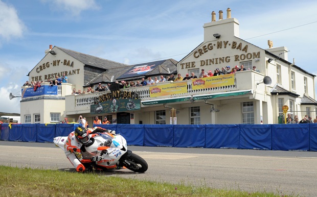Ian Hutchinson on his way to victory in the Relentless Supersport Race 1 (Stephen Davison/Pacemaker Press International)