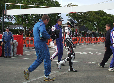 Bruce Anstey walks away from his TAS Suzuki Superstock machine