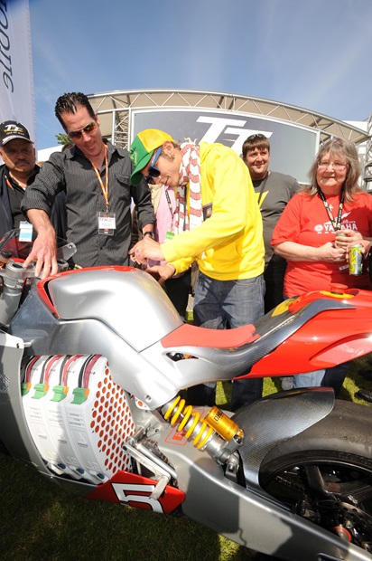 Michael Czysz with Valentino Rossi at the 2009 TT races
