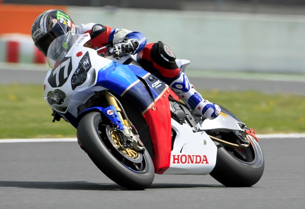 TT legend John McGuinness in action at the 2011 Bol d'Or (Eric Malherbe, Libre Latitude)
