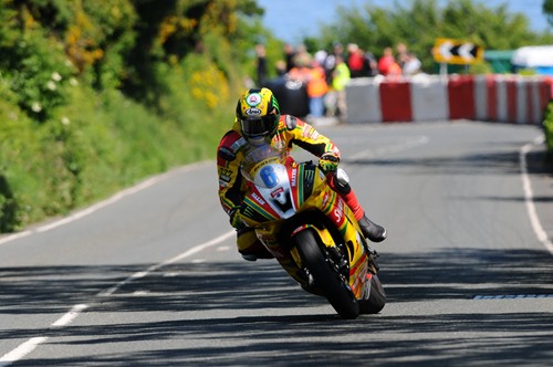 Ian Hutchinson in action during the Monster Energy Supersport race (Tony Goldsmith)