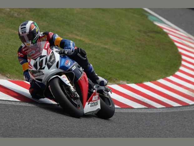 Isle of Man TT legend John McGuinness in action at Suzuka (Honda Racing)