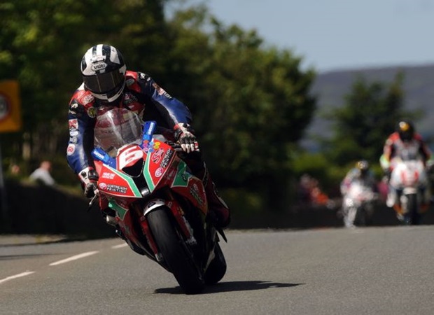 Dunlop on a Superstock charge