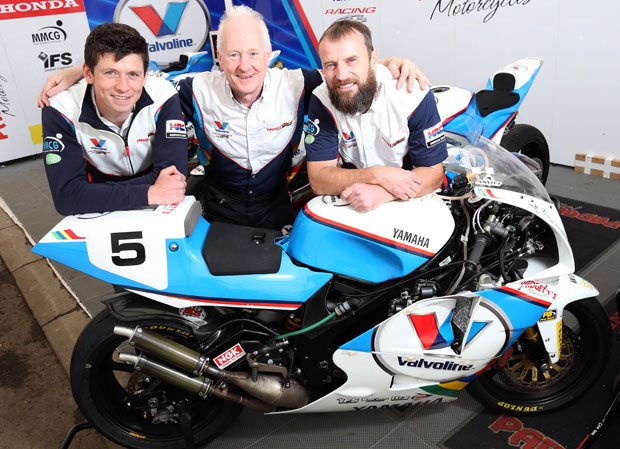 Clive Padgett (centre) with Dan Kneen and Bruce Anstey and the YZR500 Bruce will campaign at the Classic TT presented by Bennetts