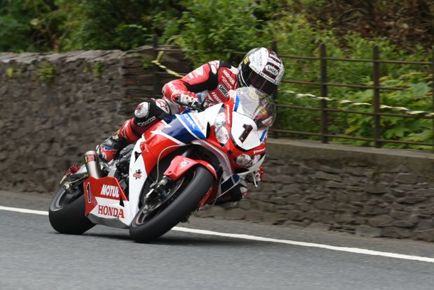 John Mcguinness at lap record pace. Credit DaveKneale.com