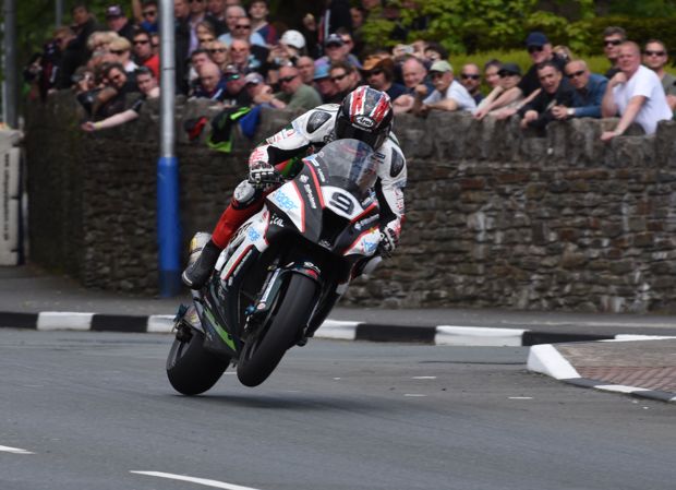 Hutchy hurls the PBM Kawasaki down Bray Hill in the RL360 Superbike Race at TT 2015 fuelled by Monster Energy. Credit DaveKneale.com 