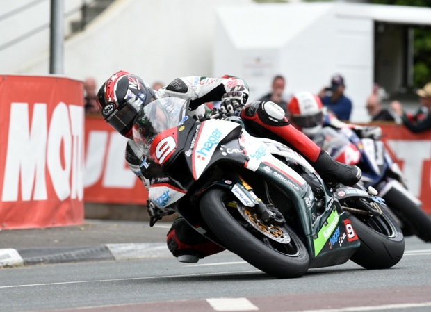 Ian Hutchinson rounds Quarterbridge on his way to win number ten. DaveKneale.com