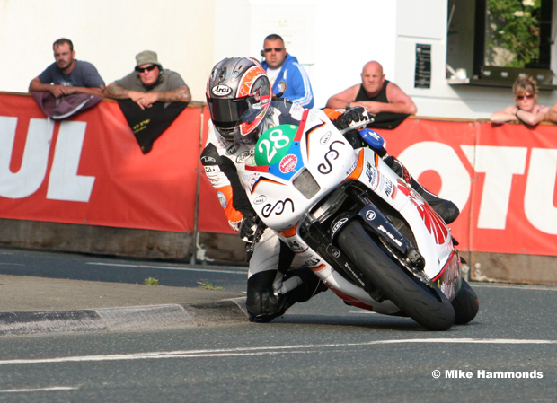Maria Costello in action on the 650cc Lightweight TT Kawasaki