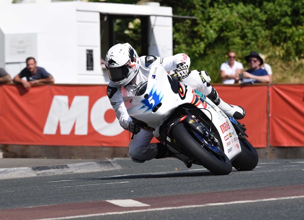 Bruce Anstey on his way to winning the SES TT Zero race for Mugen. Credit Dave Kneale / iomtt.com