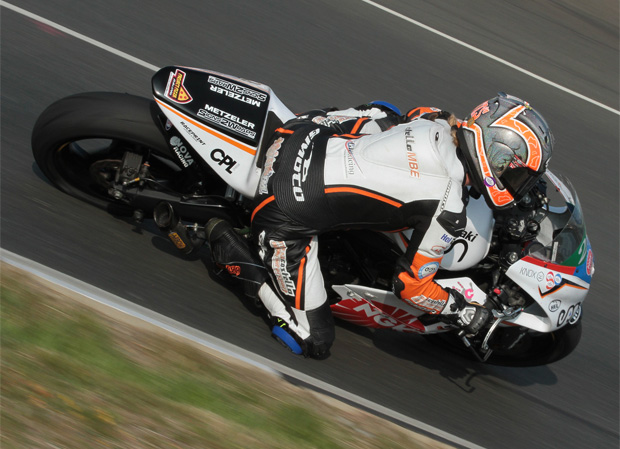 Maria Costello in action at the TT. Photo credit: Al Smith / Pistonlife.