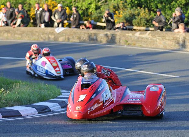 Reeves chases down Molyneux at the Gooseneck
