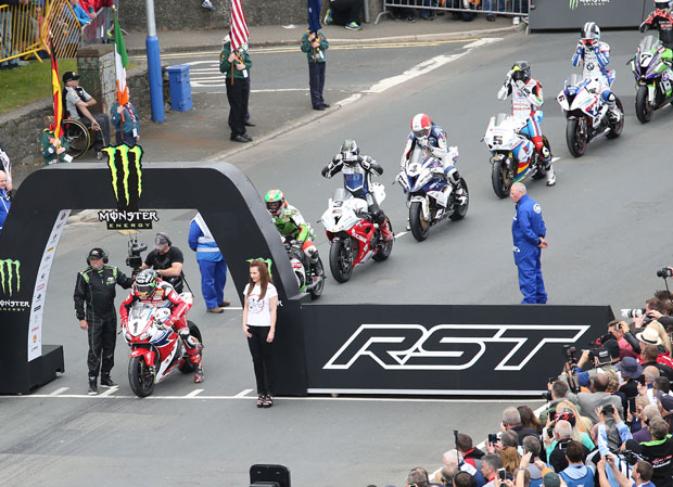 Start of the 2015 Superbike TT