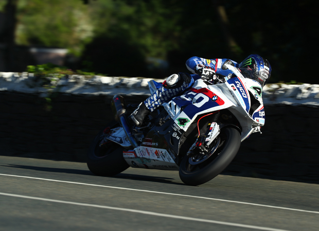 Ian Hutchinson in action on the Tyco BMW Superbike at TT 2016