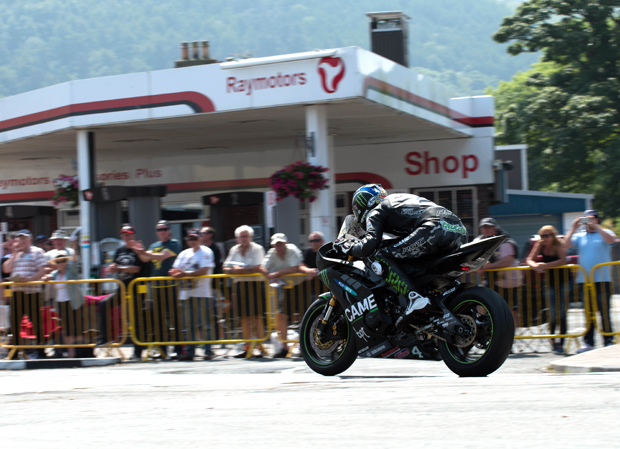 Ian Hutchinson speeds through Ramsey in 2016