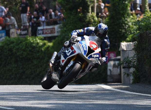 Ian Hutchinson on the Superstock Tyco BMW in the 2016 RL360º Superstock TT Race