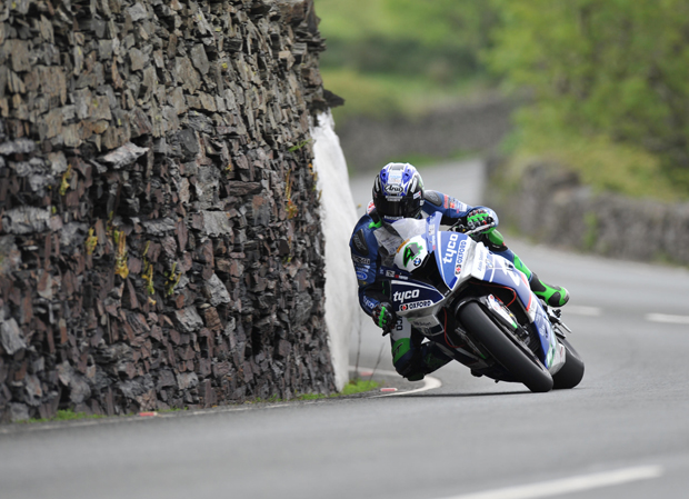 Ian Hutchinson, Tyco BMW Superbike at Handley's Corner - Photo credit Simon Williams Photography