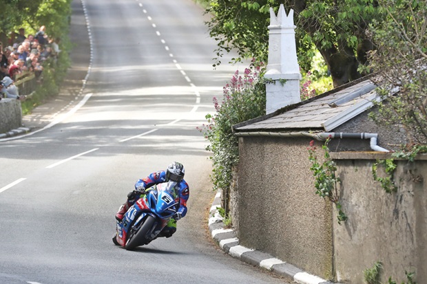 Michael Dunlop at the bottom of Barregarrow on the Bennetts Suzuki Superstock machine