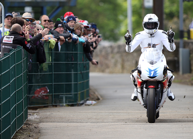 Bruce Anstey wins the SES TT Zero Race