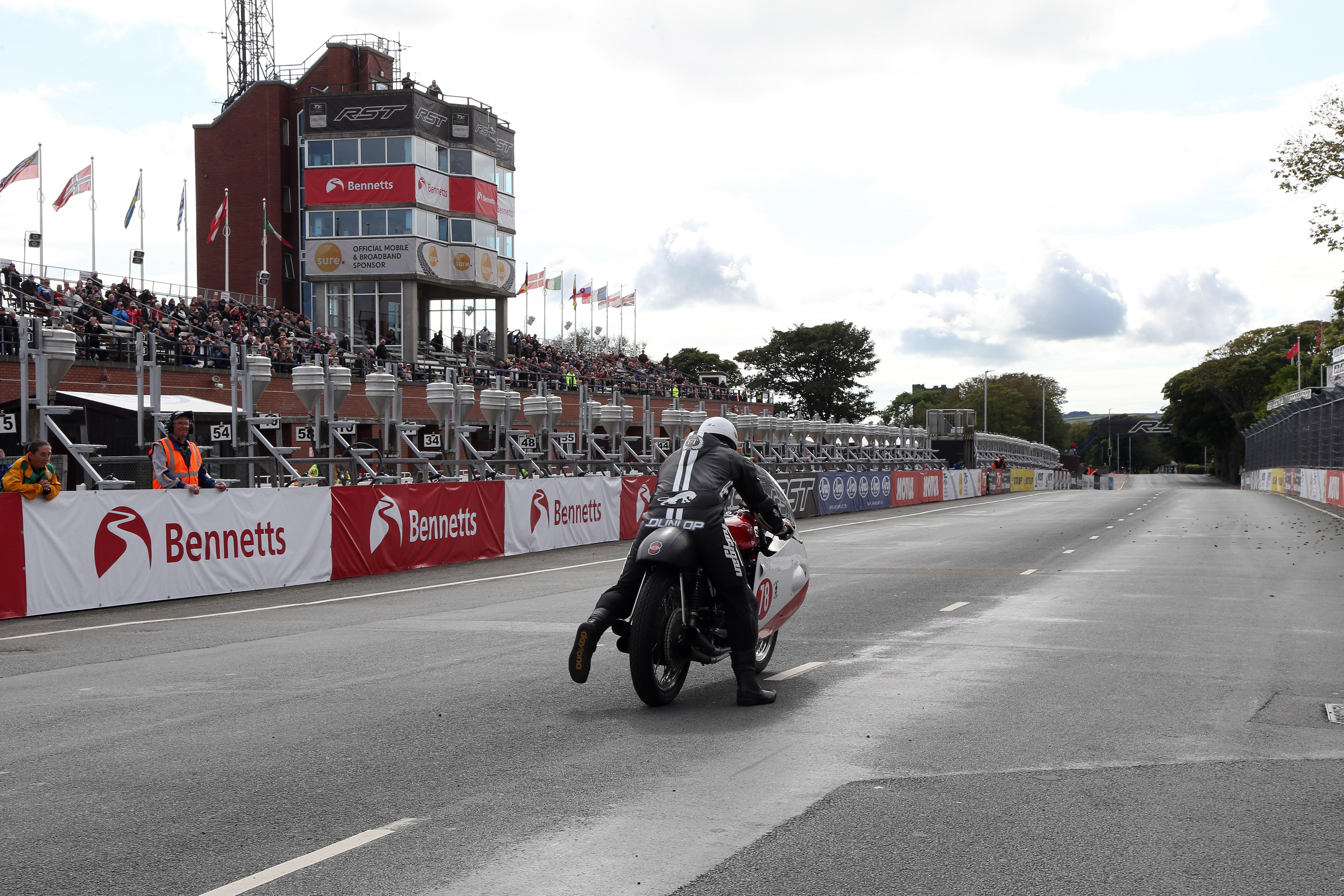 Michael Dunlop makes a clean push start on the Gilera 500-4. Photo Dave Kneen / Pacemaker Press Intl