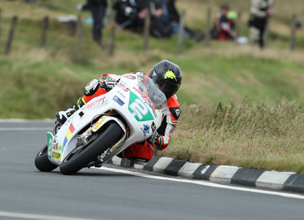 Bruce Anstey on his way to winning the Dunlop Lightweight Classic TT Race. Photo Dave Kneen / Pacemaker Press Intl
