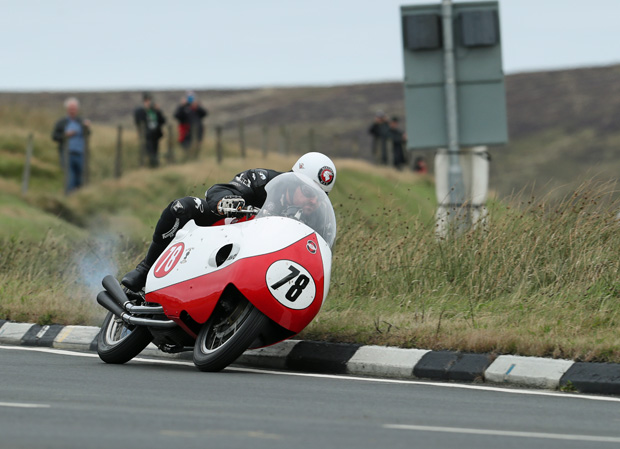 Michael Dunlop changes gear at the Bungalow on the 500-4 Gilera on his Bob McIntyre tribute lap. Photo Dave Kneen / Pacemaker Press Intl.