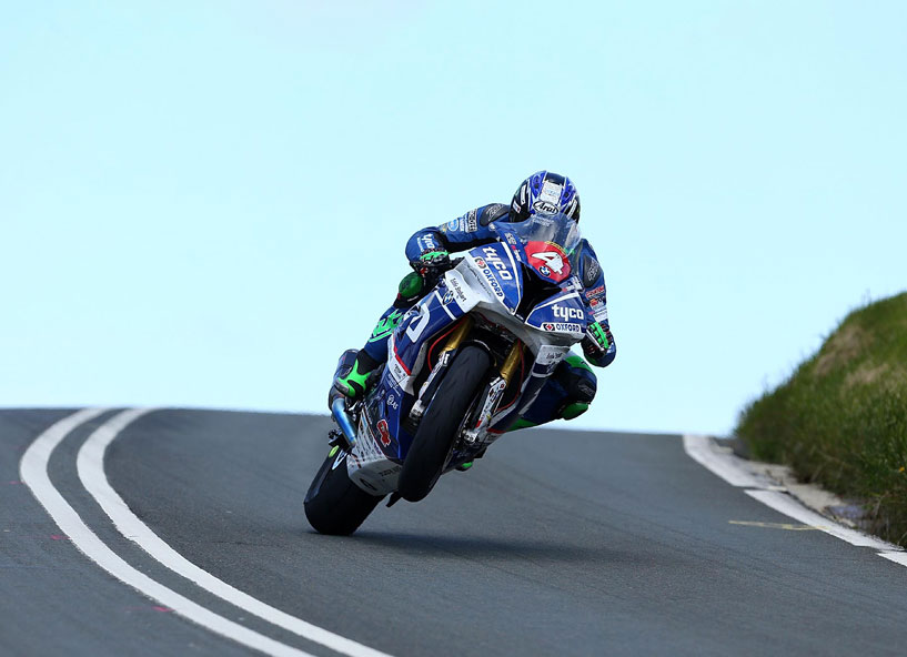 Ian Hutchinson in action on the Tyco BMW Superbike at TT 2017, in 2018 he'll be riding for Honda Racing