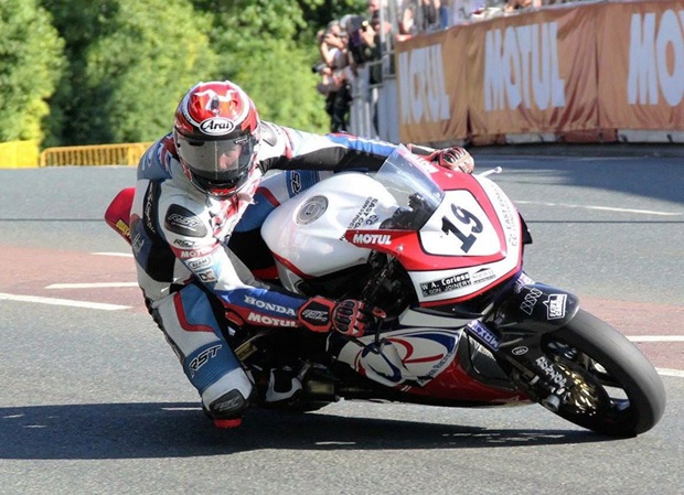 Steve Mercer in action on the Jackson Racing Fireblade