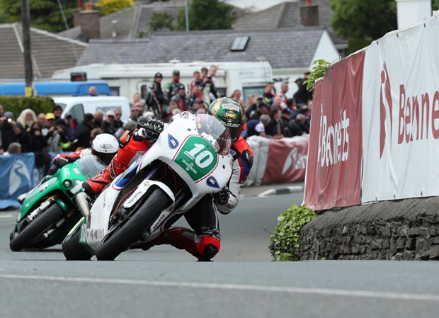 Peter Hickman at Ginger Hall during the 2018 Bennetts Lightweight TT Race