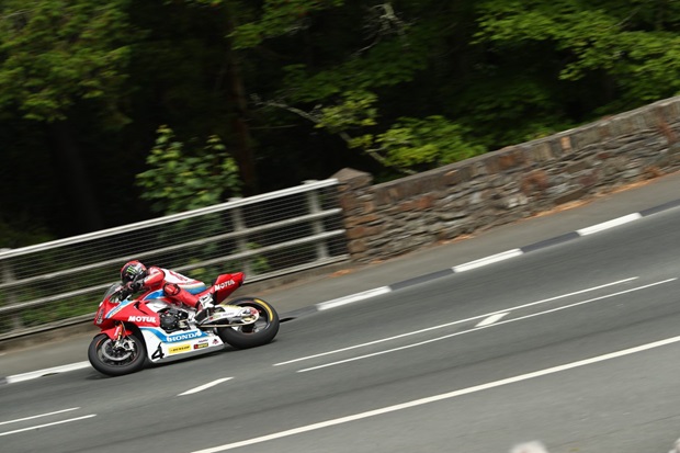 Ian Hutchinson at Braddan Bridge