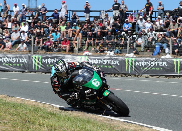 Michael Dunlop wins Bennetts Lightweight TT Race. Photo Dave Kneen / Pacemaker Press Intl.