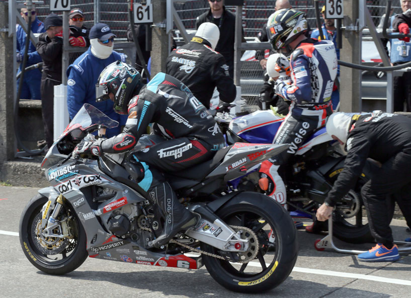 Both Michael Dunlop and race winner Peter Hickman chose to use Dunlop tyres in the RL360º Superstock TT Race. Photo Stephen Davison / Pacemaker Intl