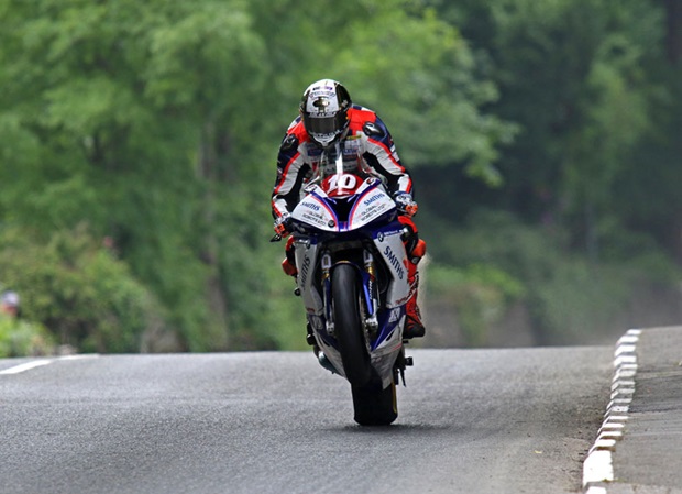 04/06/18 Pacemaker Press Intl/Rod Neill: Peter Hickman takes his Smiths BMW to a maiden TT win in the TT Superstock Race
